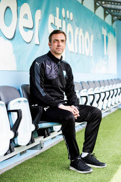 Huvudtränaren i Malmö FF, Allan Kuhn, på bänken inne