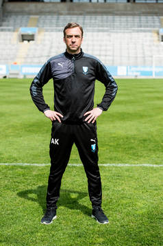 Huvudtränaren i Malmö FF, Allan Kuhn, inne på planen på