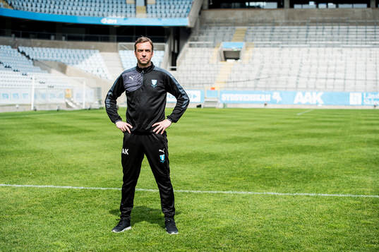 Huvudtränaren i Malmö FF, Allan Kuhn, inne på planen på
