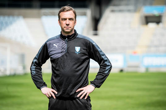 Huvudtränaren i Malmö FF, Allan Kuhn, inne på planen på