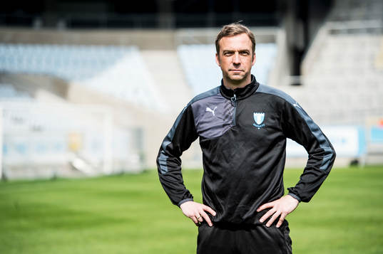 Huvudtränaren i Malmö FF, Allan Kuhn, inne på planen på