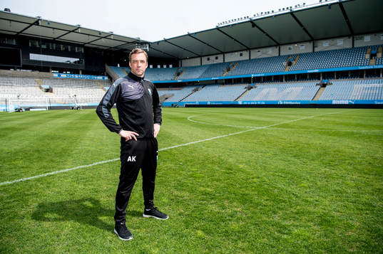 Huvudtränaren i Malmö FF, Allan Kuhn, inne på planen på
