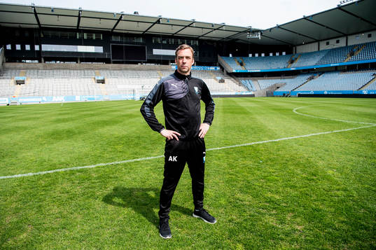 Huvudtränaren i Malmö FF, Allan Kuhn, inne på planen på
