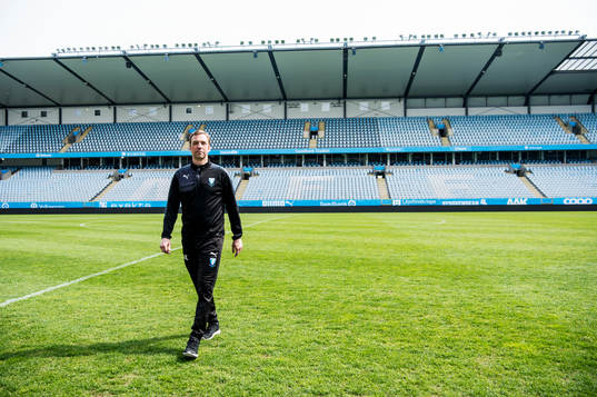 Huvudtränaren i Malmö FF, Allan Kuhn, inne på planen på