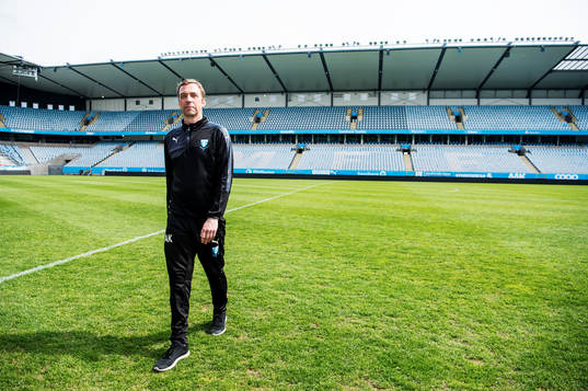 Huvudtränaren i Malmö FF, Allan Kuhn, inne på planen på