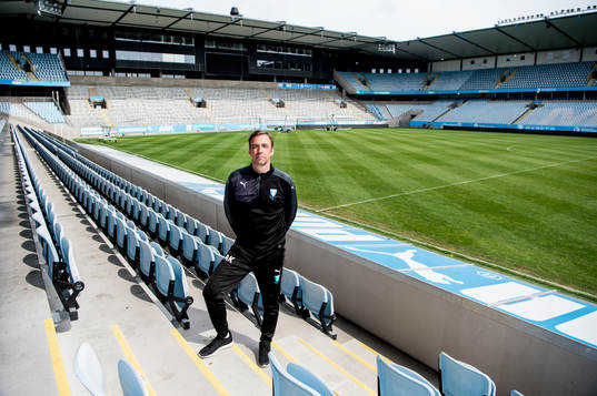 Huvudtränaren i Malmö FF, Allan Kuhn, tittar ut över