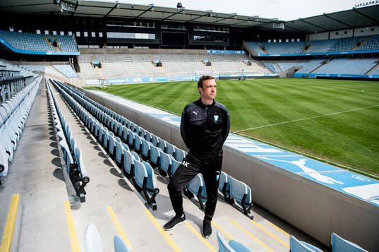Huvudtränaren i Malmö FF, Allan Kuhn, tittar ut över
