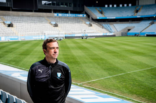 Huvudtränaren i Malmö FF, Allan Kuhn, tittar ut över