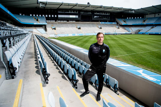 Huvudtränaren i Malmö FF, Allan Kuhn, tittar ut över