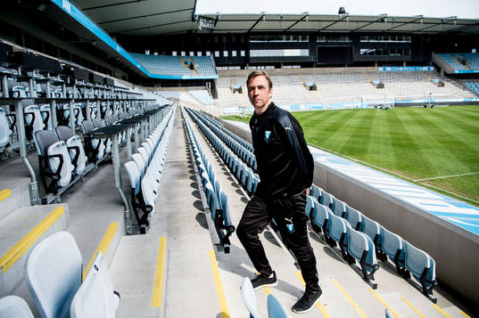 Huvudtränaren i Malmö FF, Allan Kuhn, tittar ut över