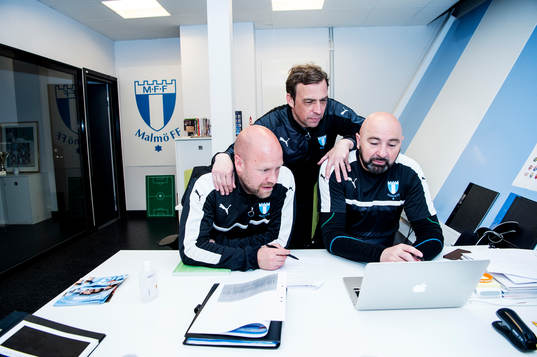 Huvudtränaren i Malmö FF, Allan Kuhn på kontoret på
