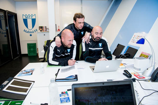 Huvudtränaren i Malmö FF, Allan Kuhn på kontoret på