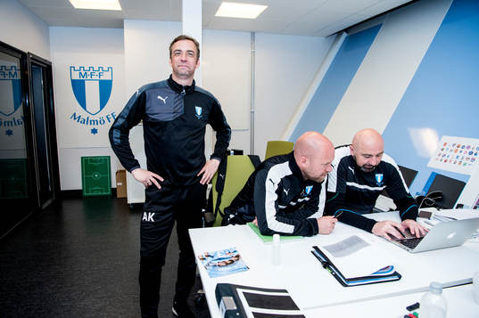 Huvudtränaren i Malmö FF, Allan Kuhn på kontoret på