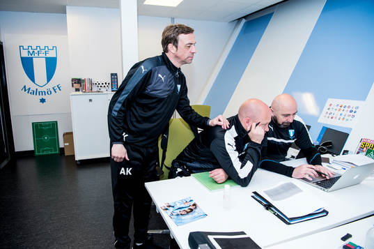 Huvudtränaren i Malmö FF, Allan Kuhn på kontoret på