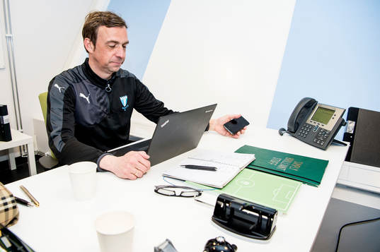 Huvudtränaren i Malmö FF, Allan Kuhn framför datorn på