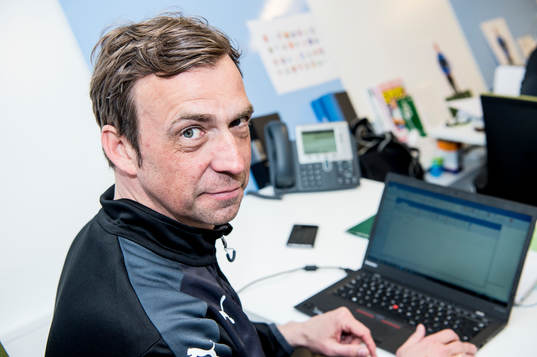 Huvudtränaren i Malmö FF, Allan Kuhn framför datorn på