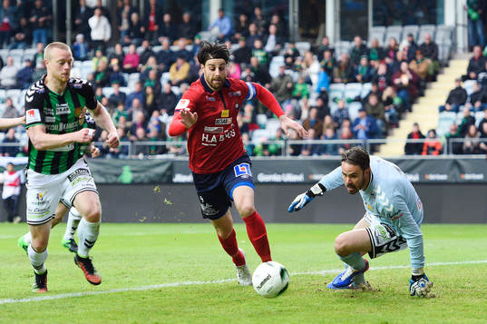 GAIS Björn Andersson och målvakt Tommi Vaiho mot