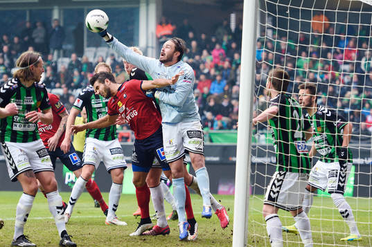 GAIS målvakt Tommi Vaiho boxar undan en boll