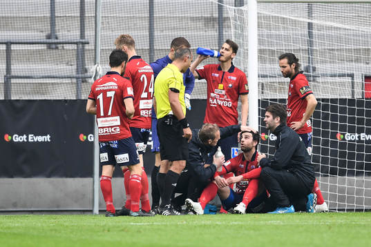 Örgrytes George Mourad blir undersökt av läkarteamet