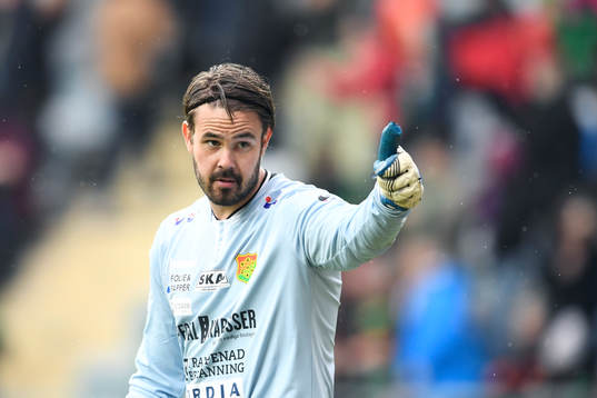 GAIS målvakt Tommi Vaiho gör tummen upp