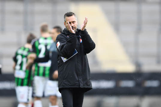 Örgrytes tränare Marcus Lantz tackar publiken