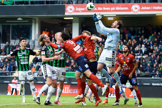 GAIS målvakt Tommi Vaiho fångar bollen bakom Örgrytes
