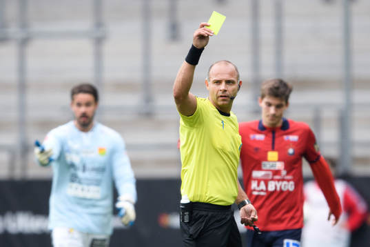 Domare Robert Daradic visar ett gult kort