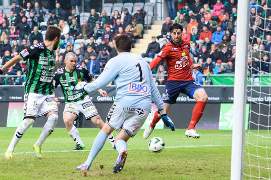 Örgrytes George Mourad kommer fri mot mål men skjuter