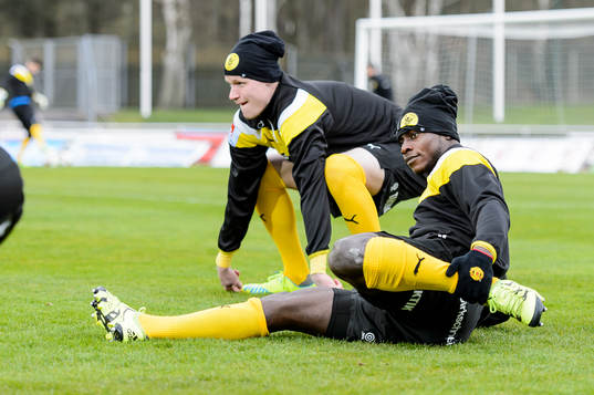 Frejs Oke Akpoveta före fotbollsmatchen i Superettan