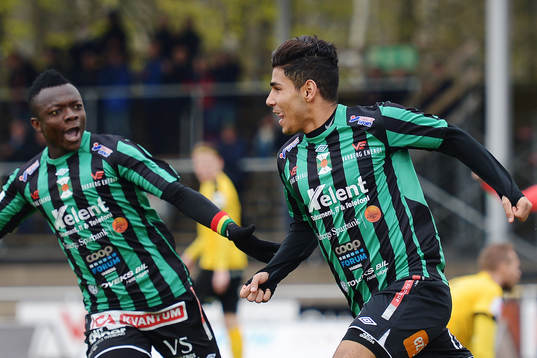 Varbergs Hosam Aiesh (th) gör 1-0 och jublar med Thomas