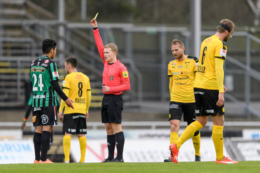 Domare Fredrik Klitte ger gult kort till Varbergs Hosam