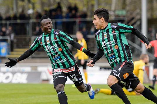 Varbergs Hosam Aiesh (th) har gjort 1-0 och jublar