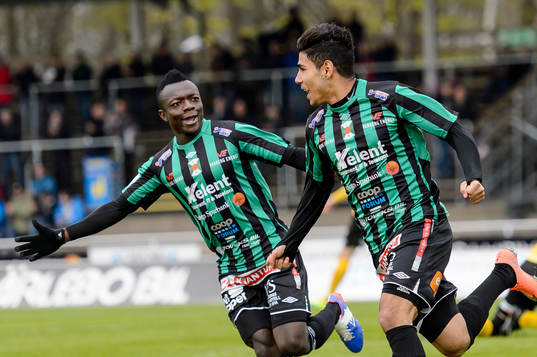 Varbergs Hosam Aiesh (th) har gjort 1-0 och jublar