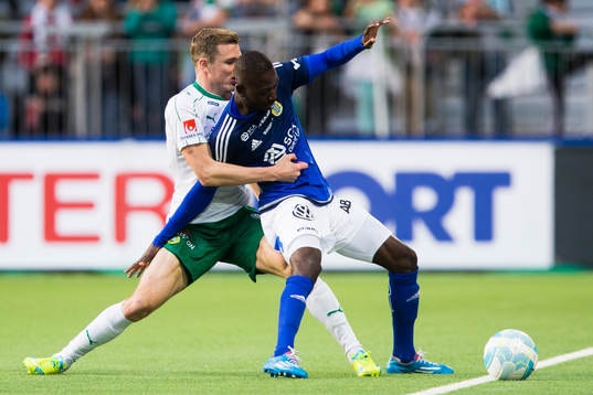 Hammarbys Richard Magyar i kamp om bollen med Sundsvalls Pa