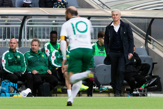 Hammarbys tränare Nanne Bergstrand ser på när Hammarbys