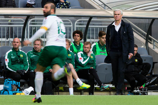 Hammarbys tränare Nanne Bergstrand ser på när Hammarbys