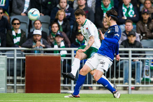 Hammarbys Melker Hallberg med ett inlägg förbi Sundsvalls