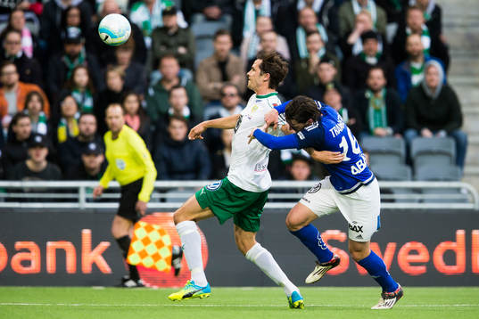 Hammarbys Philip Haglund i kamp om bollen med Sundsvalls