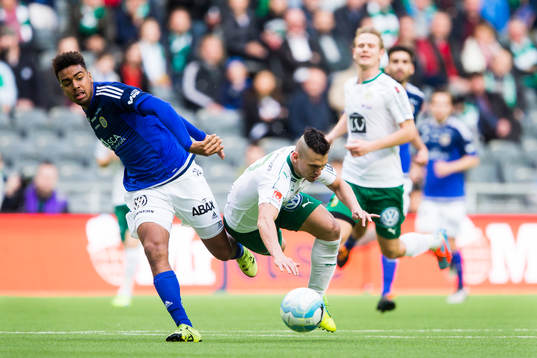 Sundsvalls Noah Sonko Sundberg i kamp om bollen med