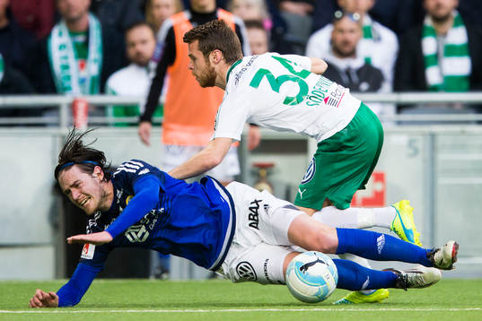 Sundsvalls Robin Tranberg går omkull i en närkamp med
