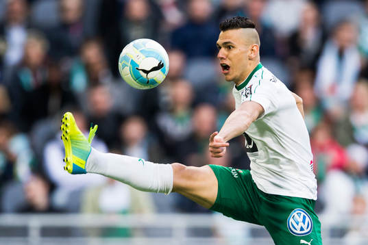 Hammarbys Alexssander Medeiros de Azeredo tar ner bollen