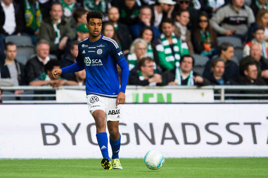 Sundsvalls Noah Sonko Sundberg med bollen