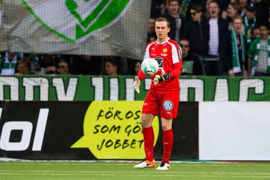 Hammarbys målvakt Ögmundur Kristinsson med bollen