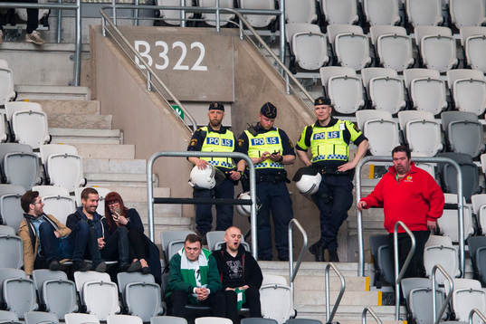 Tre poliser följer spelet