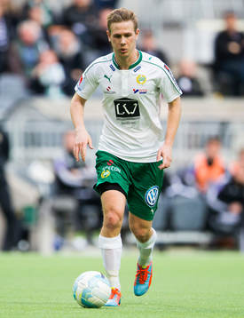 Hammarbys Erik Israelsson med bollen