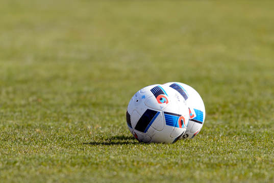Två fotbollar