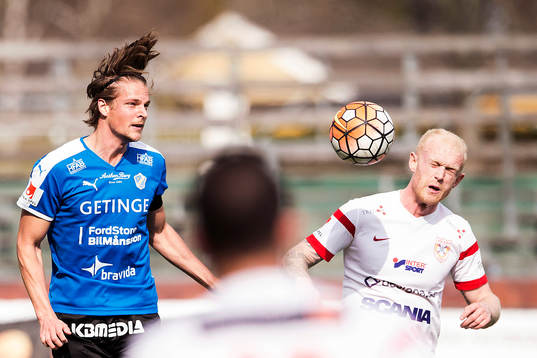 Halmstads Fredrik Liverstam nickar bollen