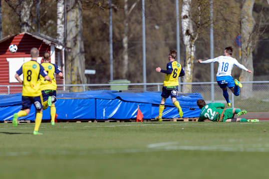 Värnamos Simon Nilsson (h) gör 0-2 bakom Ängelholms