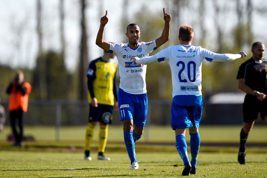 Värnamos Issam Jebali och Freddy Winst jublar