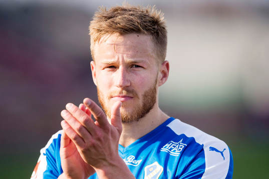 Halmstads Alexander Ruud Tveter tackar publiken